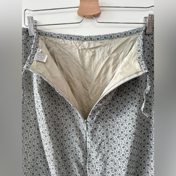 Sandwich Skirt -Floral - Blue/Grey Viscose- Below Knee - Size 40 (8) - Picture 3 of 13